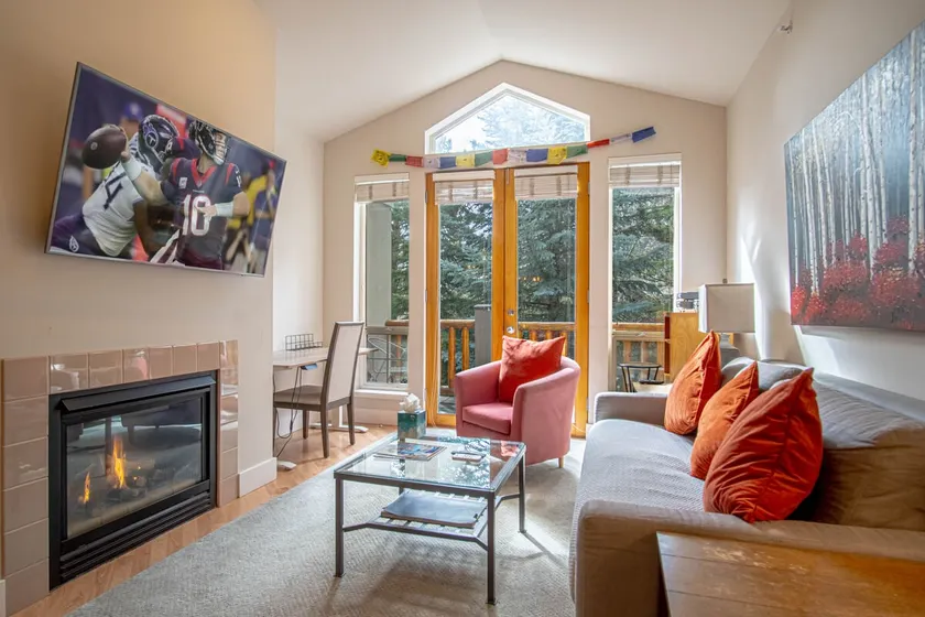 SnowStar Hideaway - Hot Tub, Gym, Walk to Ski Lift - Image 1