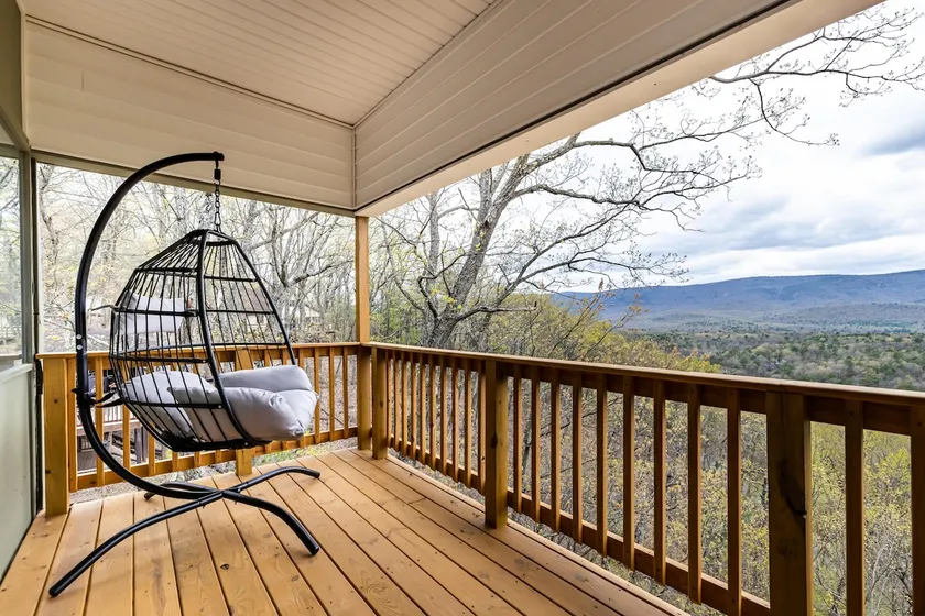 Dog-friendly Bryce retreat with mountain views - Image 1