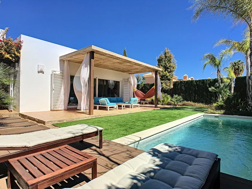 Moderne Villa mit privatem Pool und Garten - Image 1