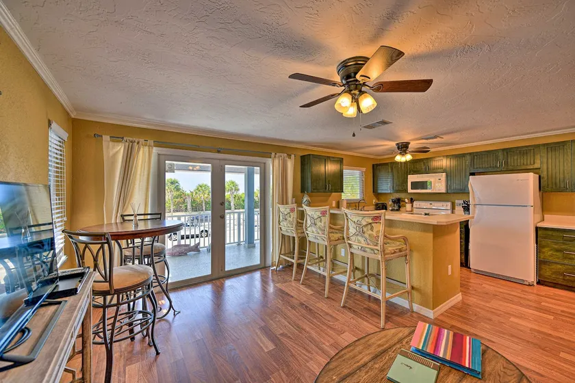 Lido Key Hideout w/ Patio & Yard + Walk to Beach! - Image 1