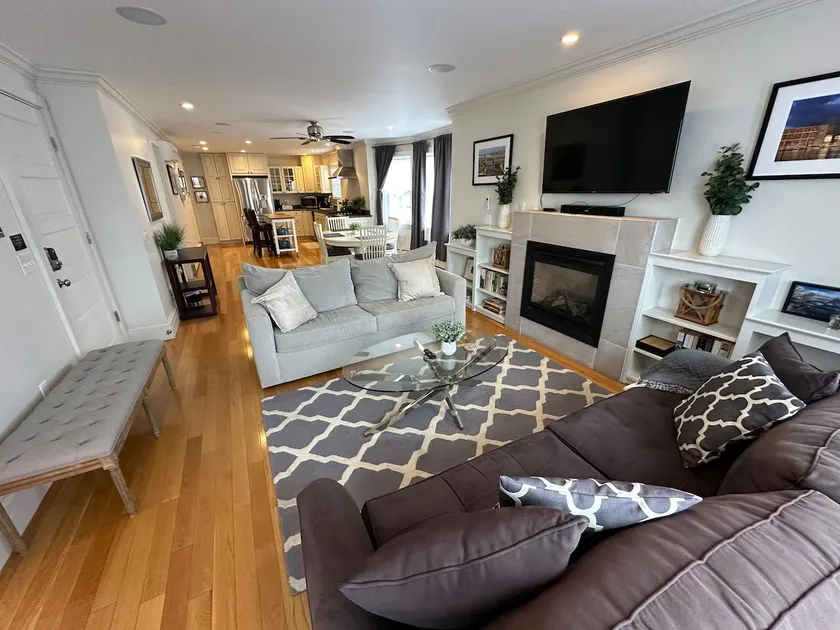Bright and Open 2 Bed 1 Bath Apt. off Broadway - Image 1
