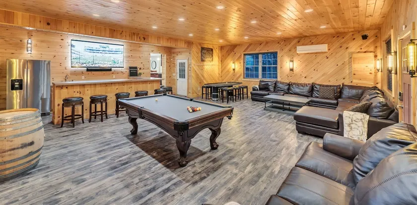 6 Bedrooms + Hot Tub  + Game Room + Movie Theater - Image 1