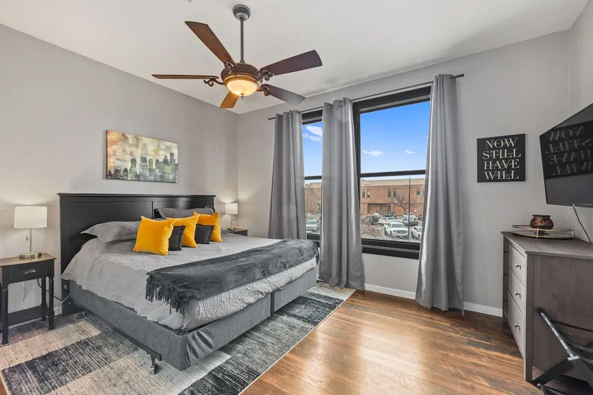 Historic St. Regis Condo: 3BR + 2 Parking - Image 1