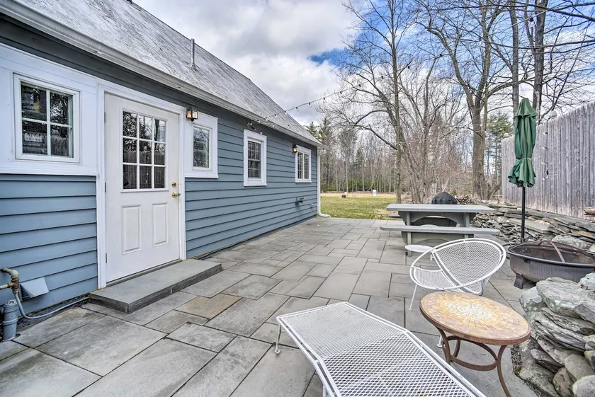 Charming Cottage w/ Yard - 2 Mi to Tinker St! - Image 1