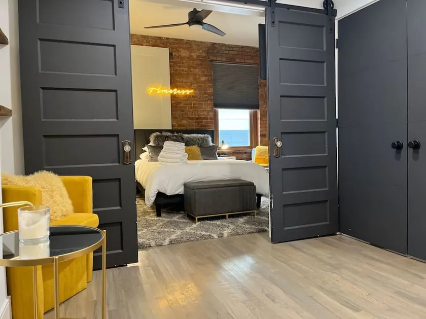Timeless Loft in OTR |TQL| FREE Parking - Image 1