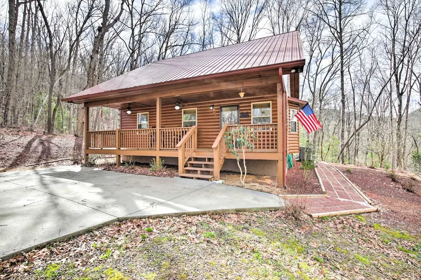 Cozy Hayesville Retreat w/ Deck & Mtn Views! - Image 1