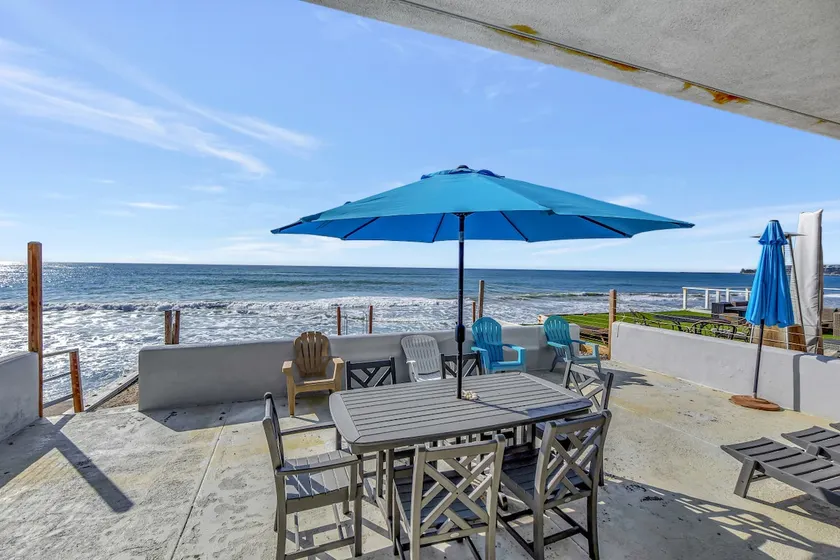 Beach access escape w/ oceanfront deck- STR16-0534 - Image 1