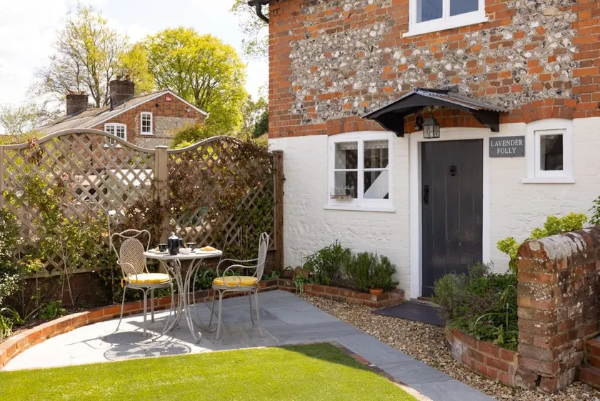 The Lavender Folly - Cosy Accommodation Alresford - Image 1