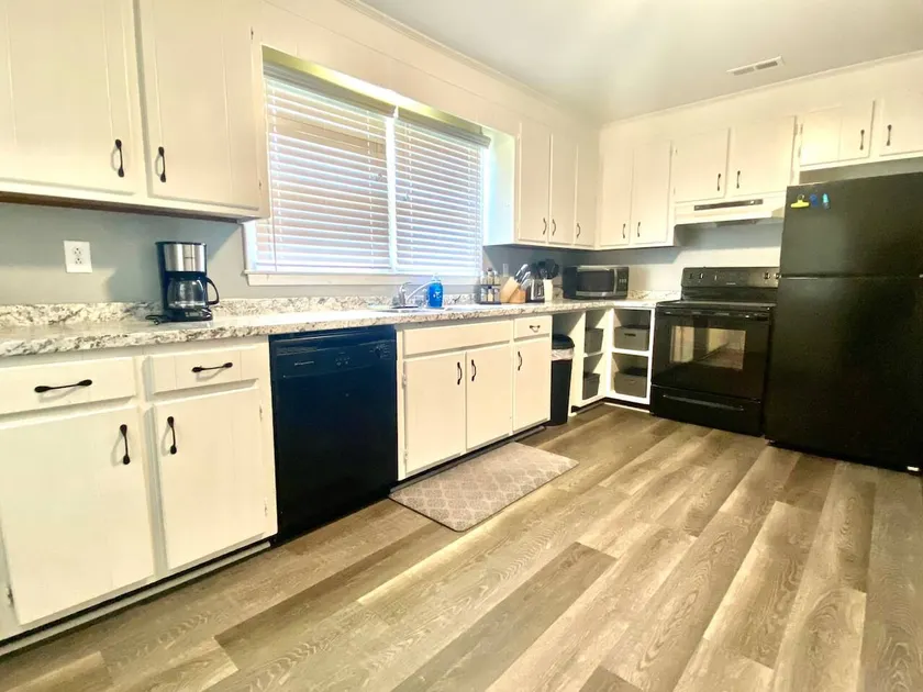 Close to Hickory, 3br 1.5ba Carport and free cable - Image 1