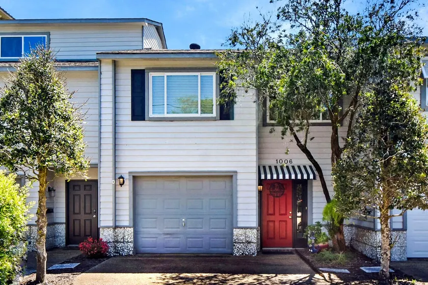 3 Bed/2 bath Townhouse - One Block to the Beach! - Image 1