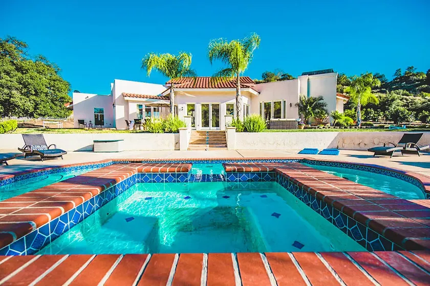 Private Vineyard Estate w Pool, Games & Views - Image 1