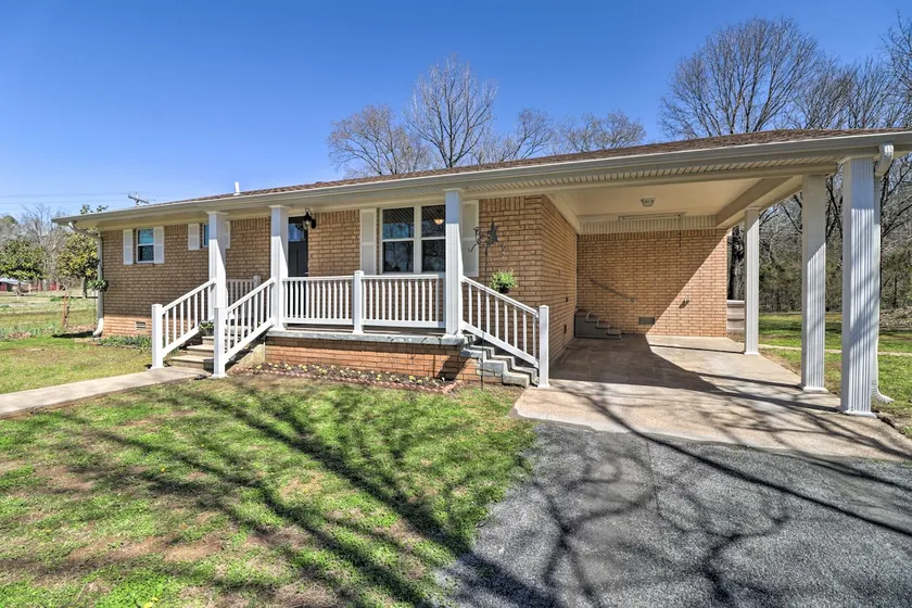 Greers Ferry Home w/ Yard, < 1 Mi to Marina! - Image 1