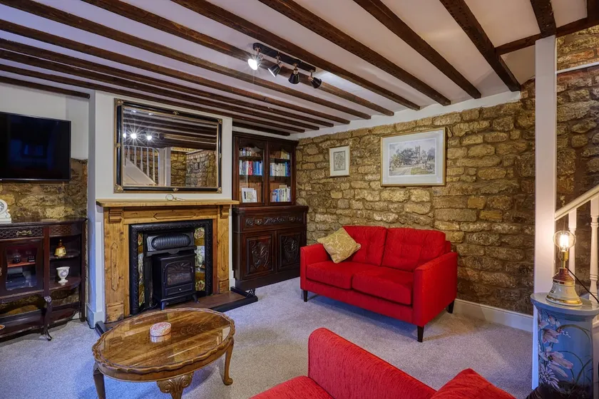 Fab 2-Bed Cotswolds Cottage with Private Courtyard - Image 1