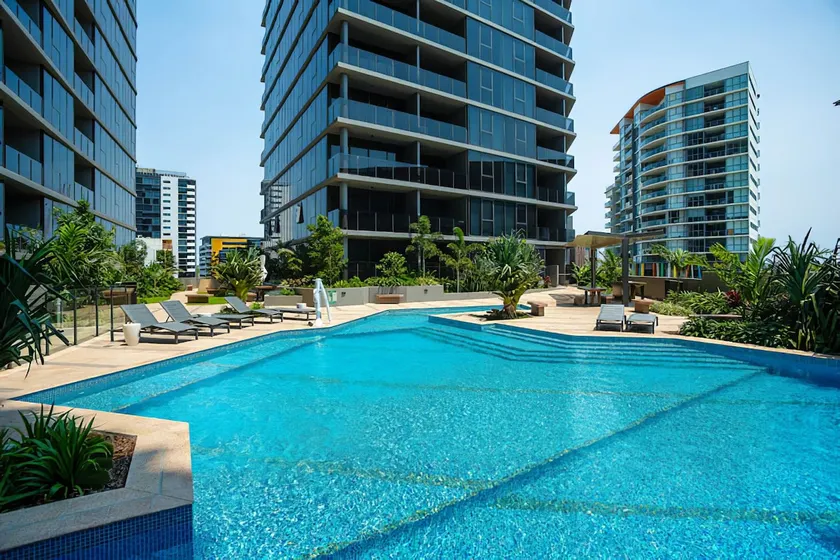 South Brisbane Apartment with Pool - Image 1