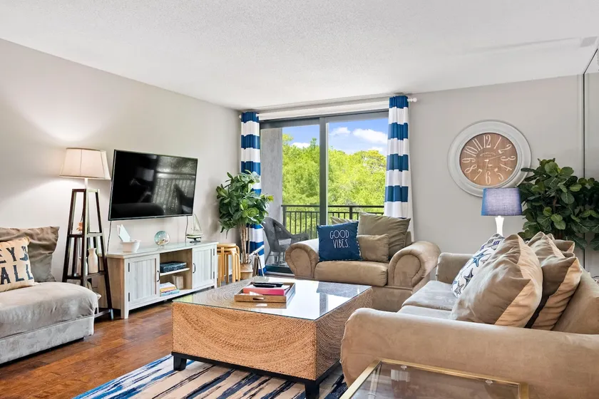 Relax By Pool: Harbour Town Resort Condo - Image 1