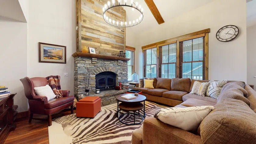 Snowcreek VI The Lodges 1127 3 Suites, Spacious with Mountain Views, Private Garage and Washer Dryer by RedAwning - Image 1