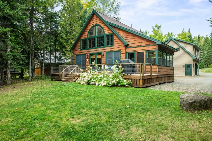 maison récente à l'extrémité d'un chemin de terre sur Rangeley - Image 1