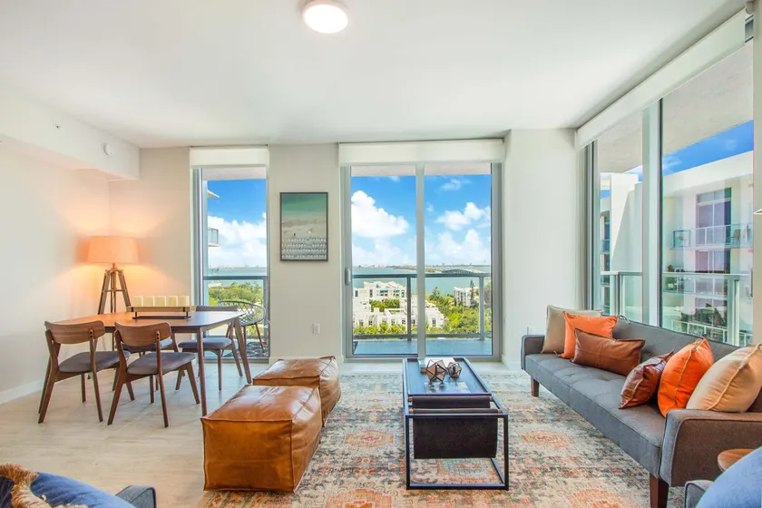 Modern Rustic 1Bdrm Condo W/Bay & Pool Views - Image 1