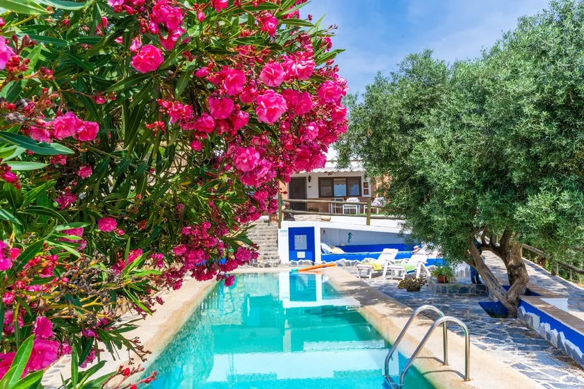 Villa for 4 with feature pool & great reviews - Image 1