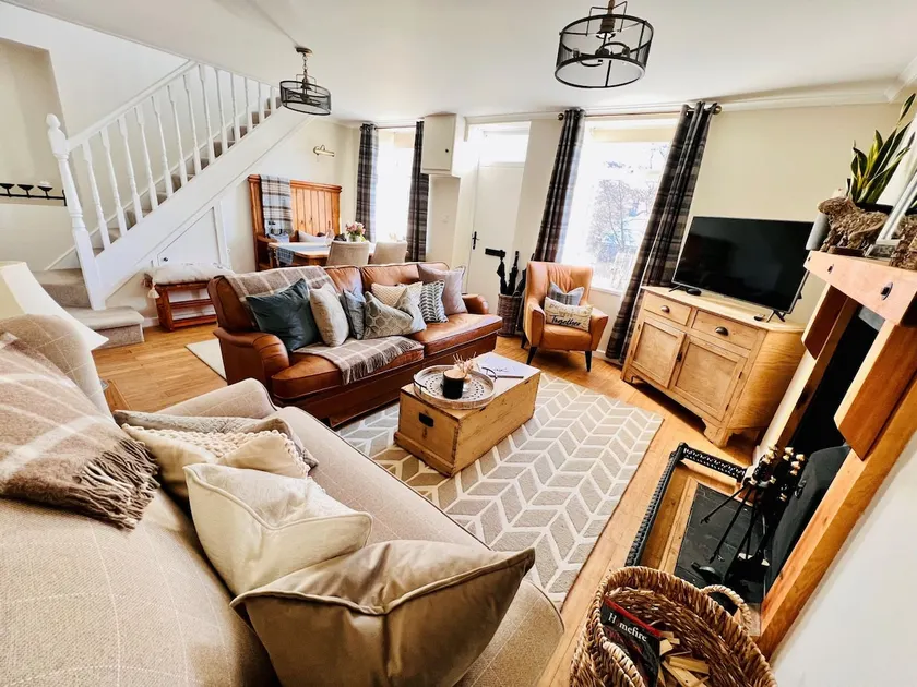 4 Walkers Cottage - Cosy, dog friendly with private unique BBQ hut! - Image 1