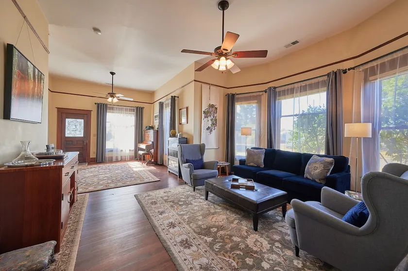 Ruth's Cottage: Cozy Farmhouse in Downtown Carlton - Image 1