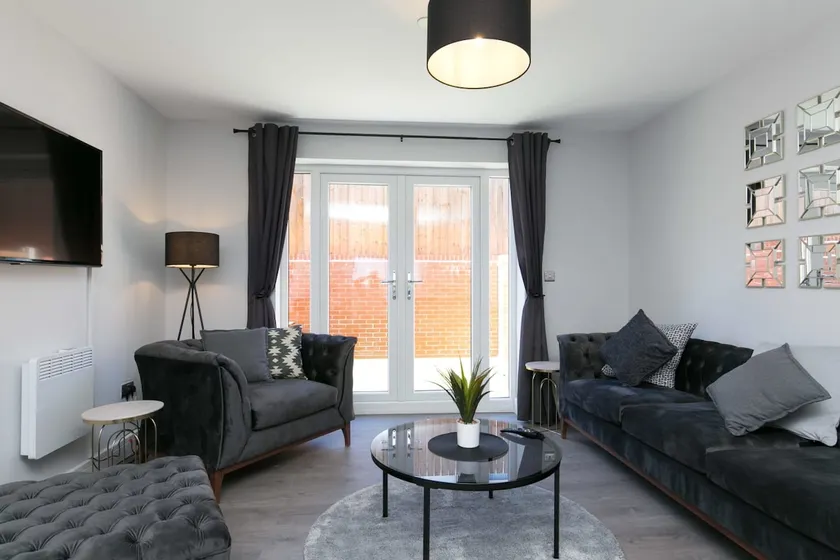 Apartamento vacacional ideal para familias con internet de alta velocidad y jardín - Image 1