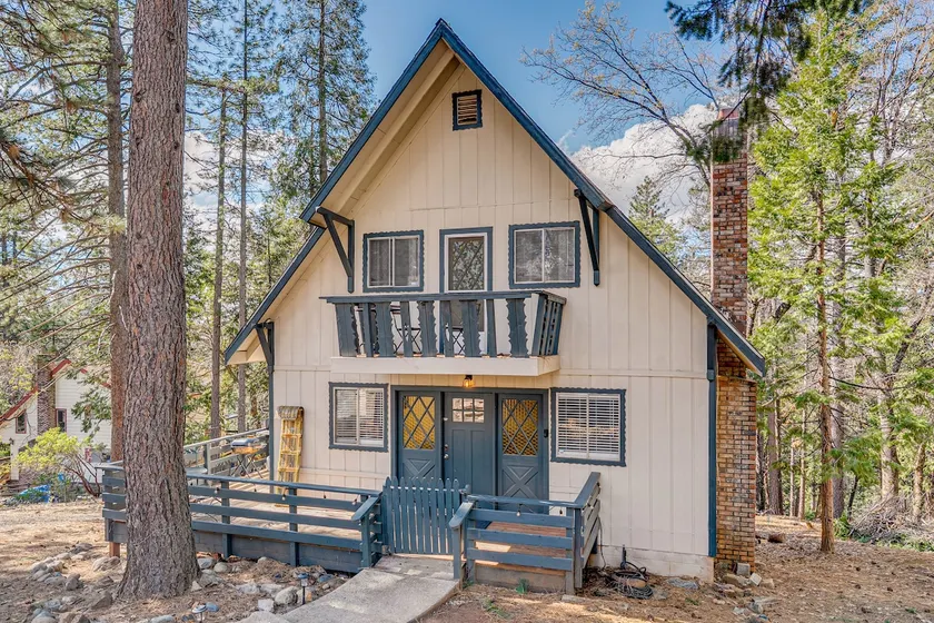 Balcony & Forest Views: Cabin in Pioneer! - Image 1