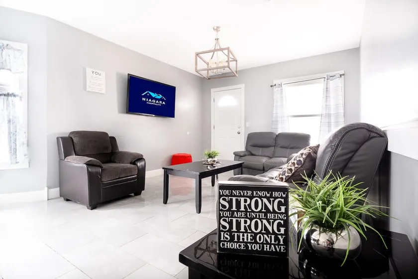 Large-Group Ready 8BR Home Near Niagara - Image 1