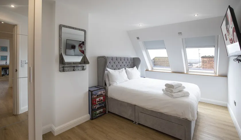 Serviced Penthouse Apartment in Old Town Swindon - Image 1