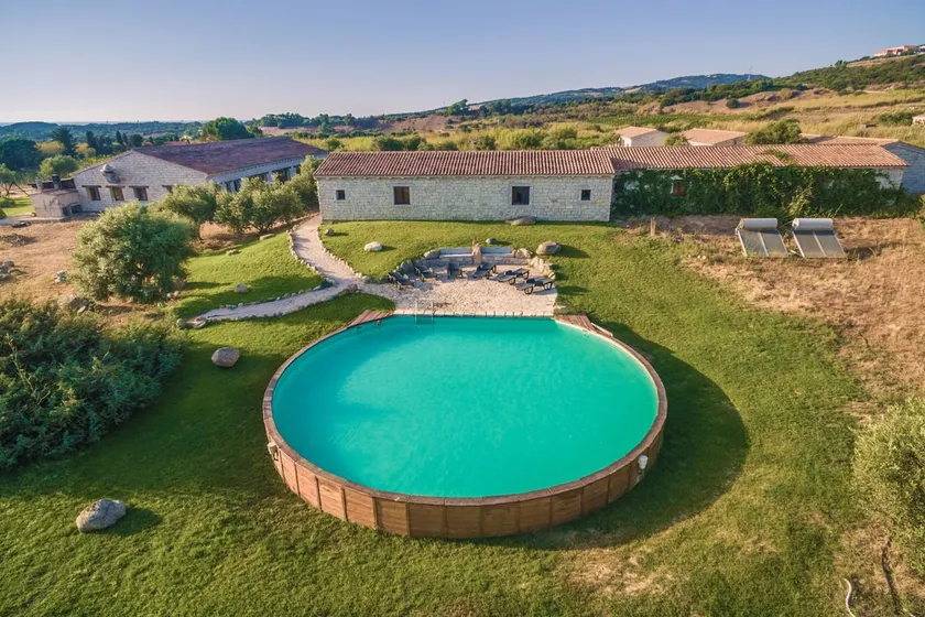 Vacation home in Badesi with pool 1.8 km from the sea - Image 1