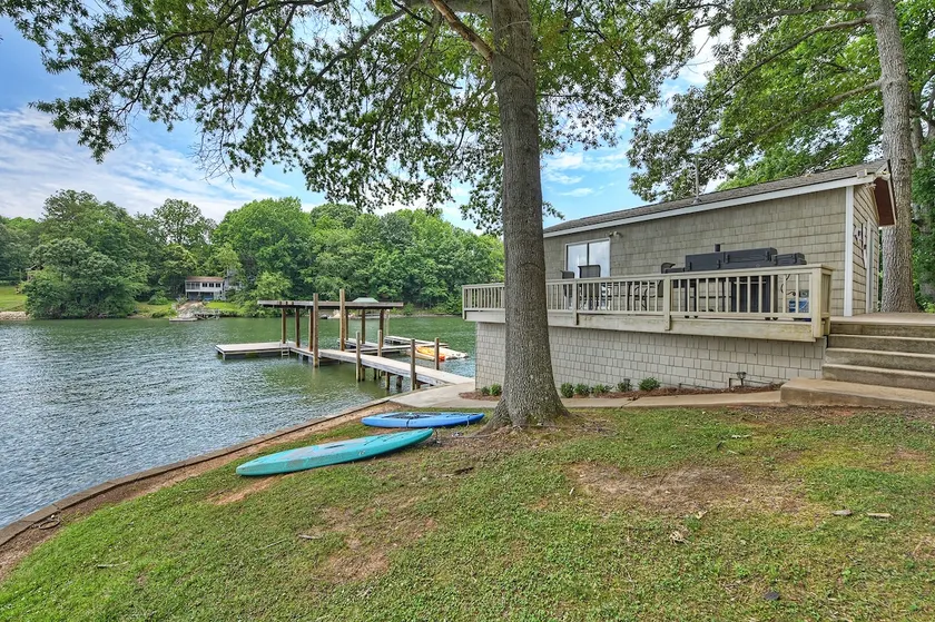 Family Lake House Retreat by Avantstay Sleeps 28 - Image 1