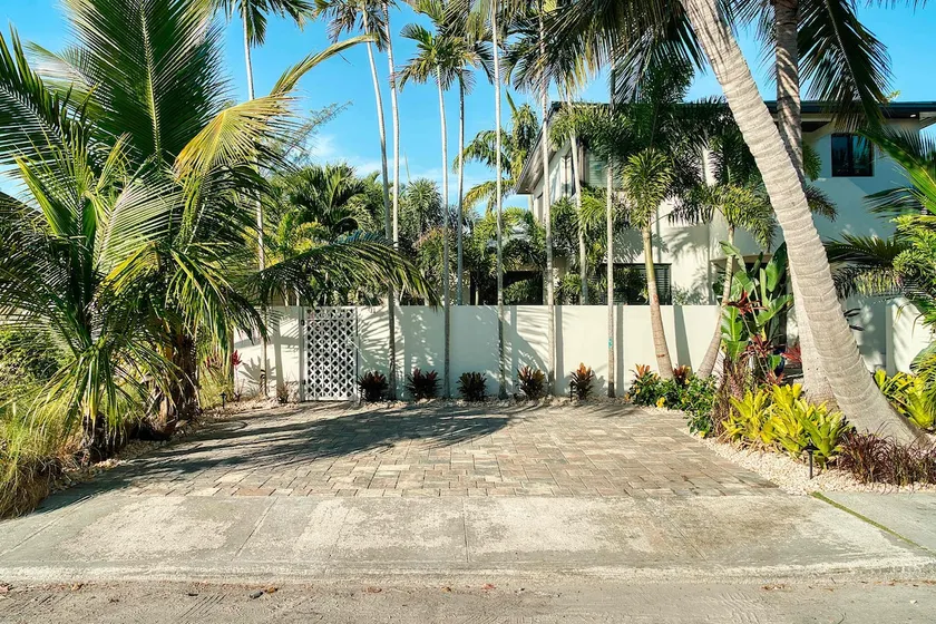 Charming Studio w Pool One Mile to Beach Pets Welcome - Image 1
