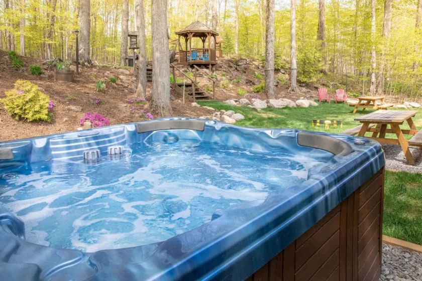 Hot Tub, Movie Room, Spacious for 10! 6BR Cottage - Image 1
