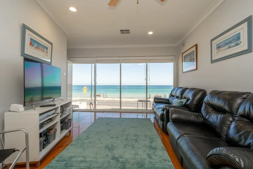 Brighton Beachfront Sanctuary - Retro Coastal Charm - Image 1