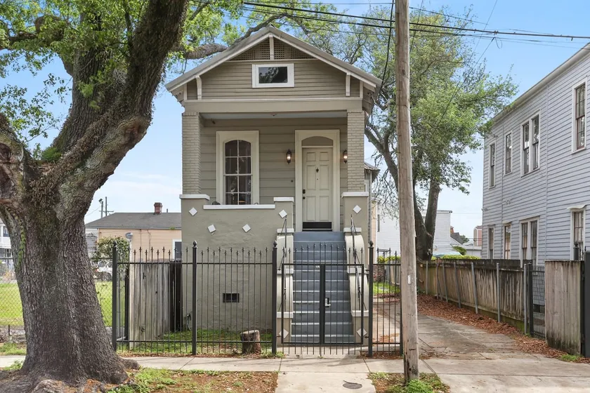 3BD HOME STEPS TO SAINT CHARLES Gated Parking - Image 1