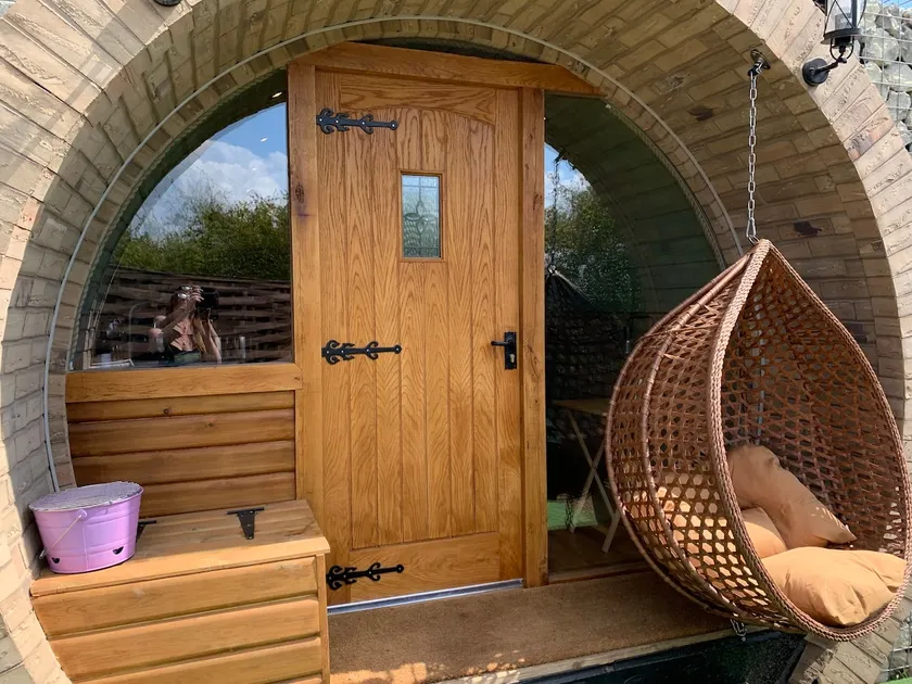 Cosy escape heated luxury pod with hot tub - Image 1