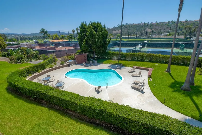 Private Balcony Overlooking Pool - Gated Parking - Image 1