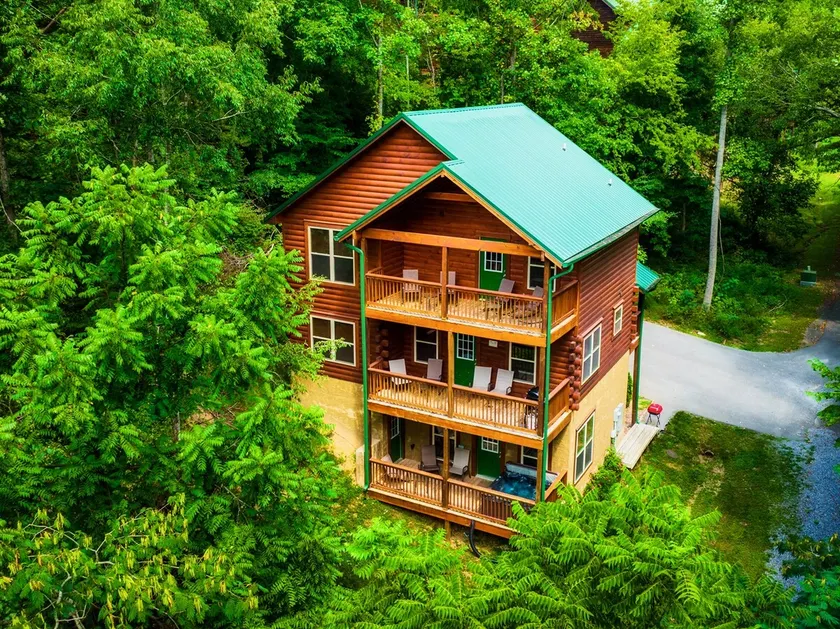 Secluded 4BR/4.5BA Cabin w/ Game Room, HotTub, Charcoal Grill – Perfect Getaway! - Image 1