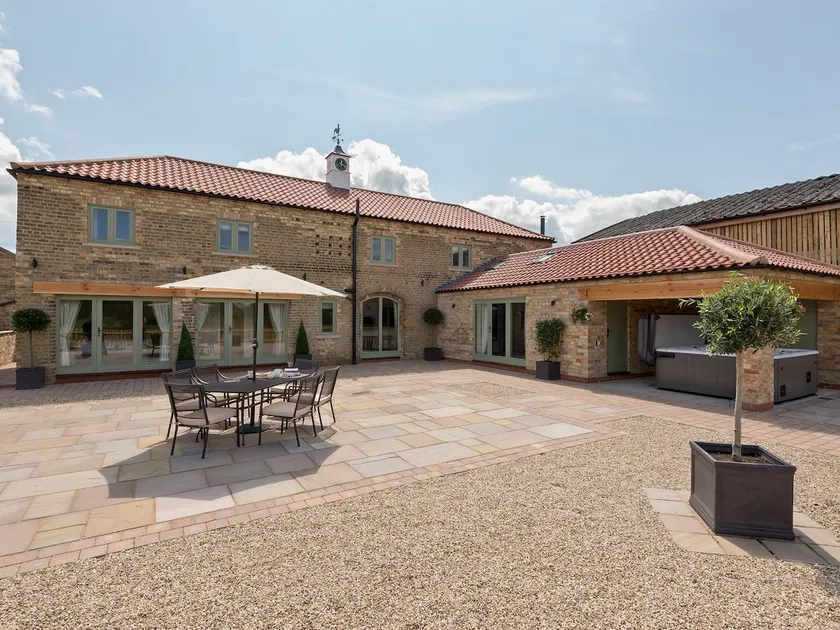 5 bedroom accommodation in East Barkwith, near Market Rasen - Image 1