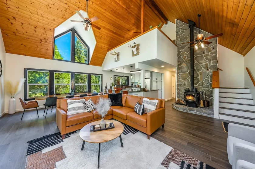 Ridge House - Modern decor & great family space - Image 1