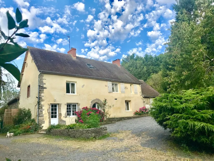 Sleeps12-Farmhouse-5Acres-DDayBeaches-YogaStudio - Image 1