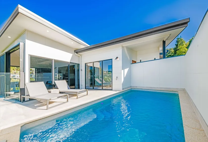 3 Bedroom Holiday Home Valley Views in Airlie Beach - Image 1