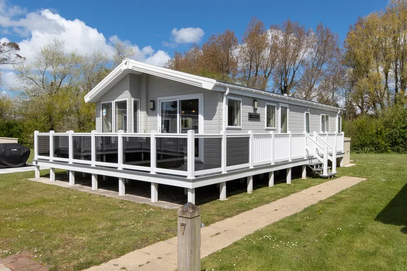 St Mary's View - Luxury Lodge, Short Walk to Beach, Parking - Image 1