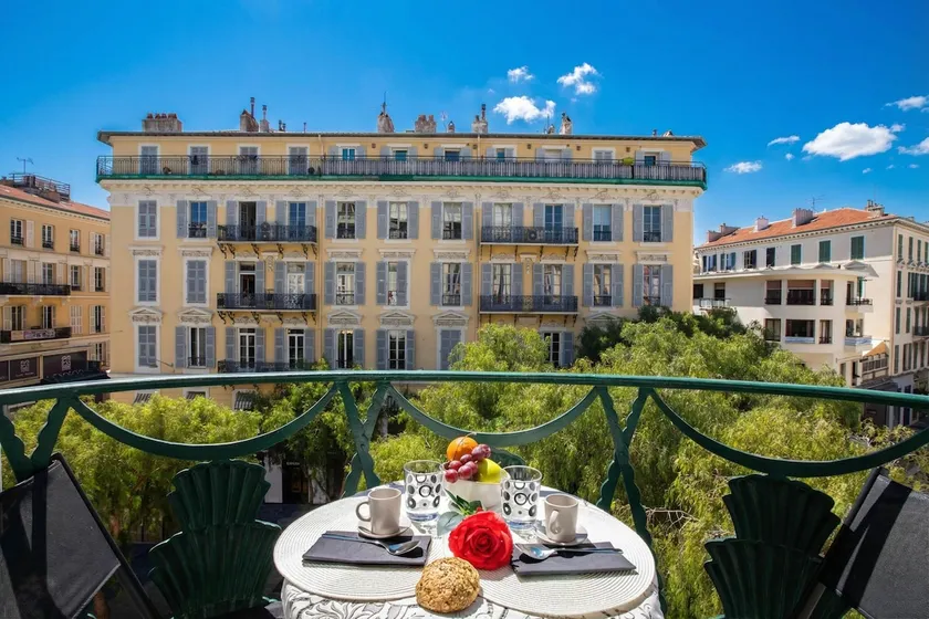 Le Magenta - Happy Rentals - Image 1