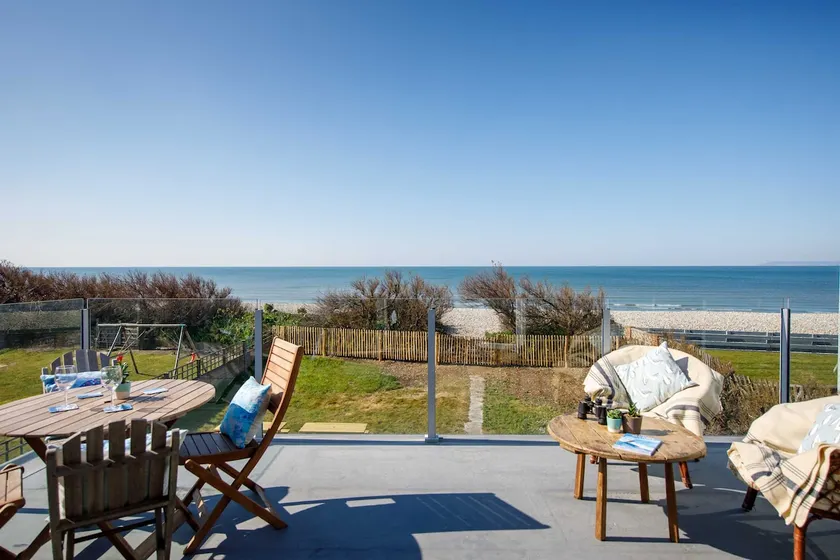Bright & Dreamy On the Beach Garden & Balcony - Image 1