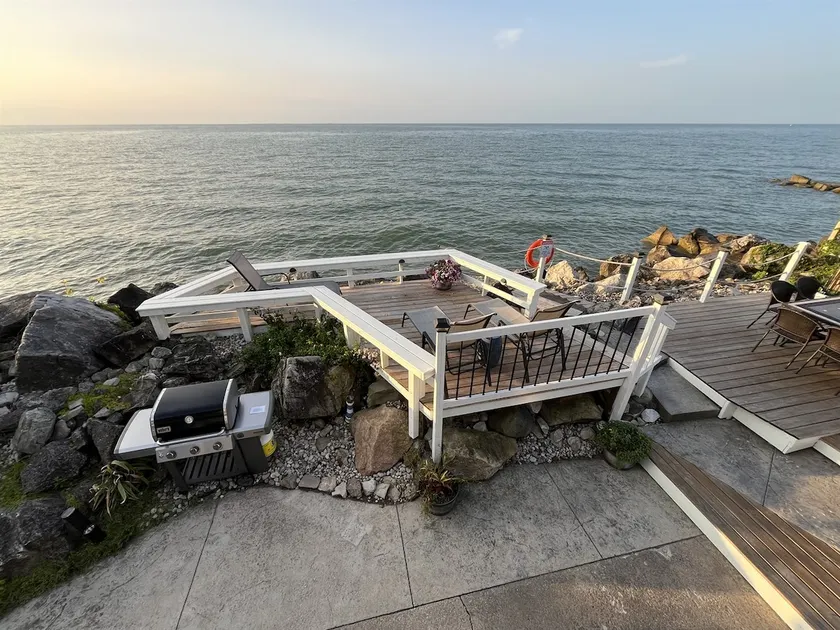Relaxing lakefront cottage near wineries and beach - Image 1