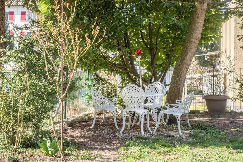 Room with kitchenette climbing rose - Image 1