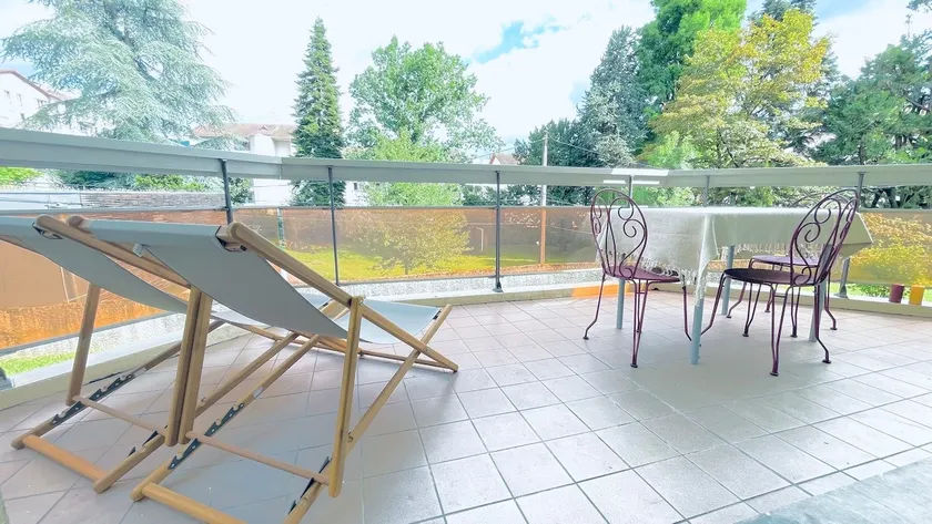 Voiron center, 15 m² terrace, secure parking - Image 1