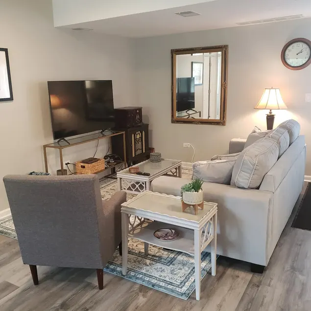 Newly Remodeled 2BR 2BA Home Close to Barrington - Image 1