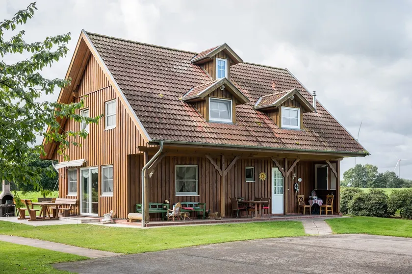 Large guest house - Image 1